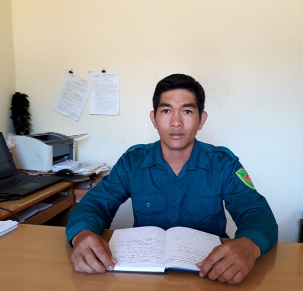 Anh Lý Văn Đôn, Trung đội trưởng Dân quân cơ động xã Đắk Liêng. 