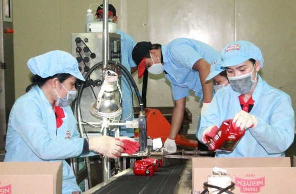 Công nhân lao động Nhà máy chế biến cà phê Trung Nguyên sản xuất, đóng gói cà phê bột. 