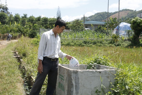 Người dân xã Bình Hòa bỏ bao bì thuốc bảo vệ thực vật sau sử dụng vào bể chứa. 