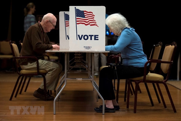 Cử tri Mỹ bỏ phiếu tại một địa điểm bầu cử ở Fairfax, bang Virginia.  