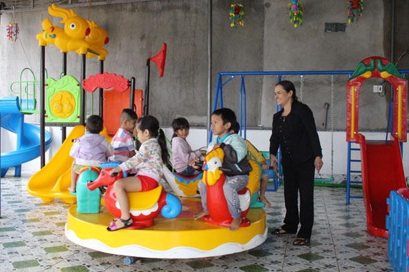 Các cháu ở thôn Ea Plai, xã Cư Né (huyện Krông Búk) được học tập, vui chơi trong ngôi trường mới  khang trang, đầy đủ  đồ dùng, đồ chơi.  