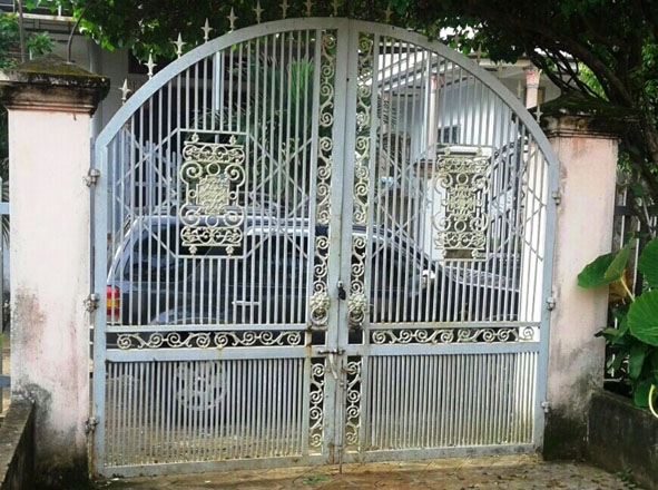 Công ty TNHH đòi nợ N.T chắn xe trước cổng không cho gia đình ông V.H.H ở đường Võ Văn Kiệt, phường Khánh Xuân ra, vào. (ảnh gia đình cung cấp)