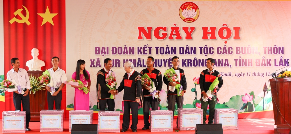 Tổng Bí thư, Chủ tịch nước Nguyễn Phú Trọng trao quà 