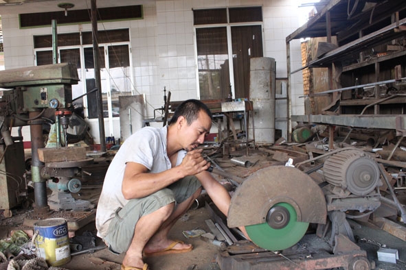 Xưởng sửa chữa cơ khí của anh Ngô Ngọc Tuấn ở thôn Tân Lập 5, xã Pơng Đrang.   