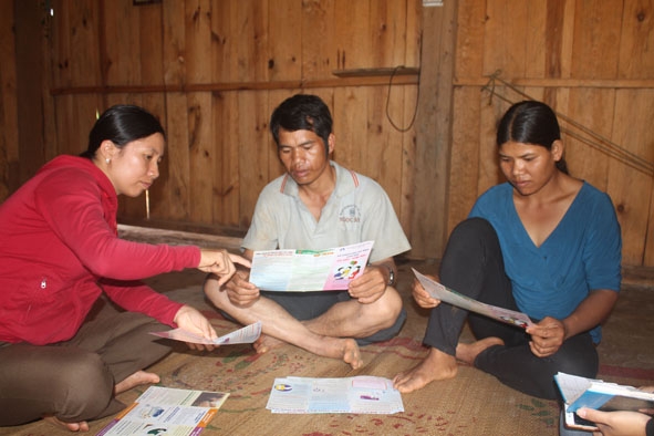 Chị Lại Thị Kim Oanh (bìa trái), cán bộ dân số xã Đắk Phơi tư vấn cho vợ chồng anh Y Ten Sruk về biện pháp đình sản. 