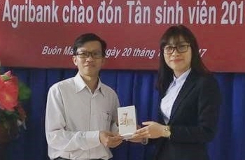 Giám đốc Agribank Phòng giao dịch Đại học Tây Nguyên, Nguyễn Thị Phượng trao thưởng cho sinh viên trúng giải 