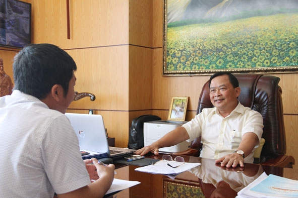 Cục trưởng Cục Thuế tỉnh Bùi Văn Chuẩn trả lời phỏng vấn. 