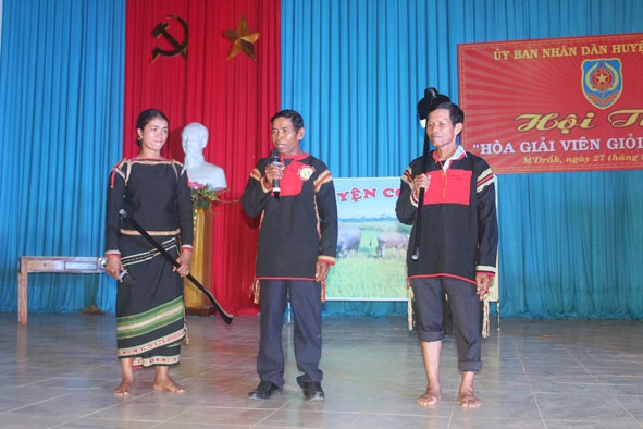 Ông Y Bri Ksơr (giữa) tham gia Hội thi hòa giải viên giỏi huyện M’Đrắk năm 2018.   
