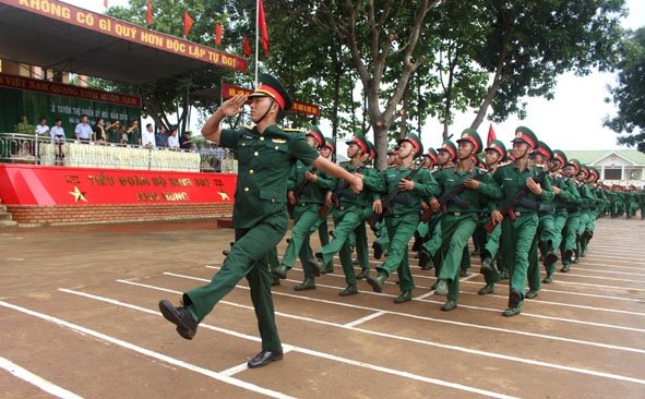 Cán bộ, chiến sĩ Trung đoàn 584 duyệt đội ngũ tại Lễ tuyên thệ chiến sĩ mới.