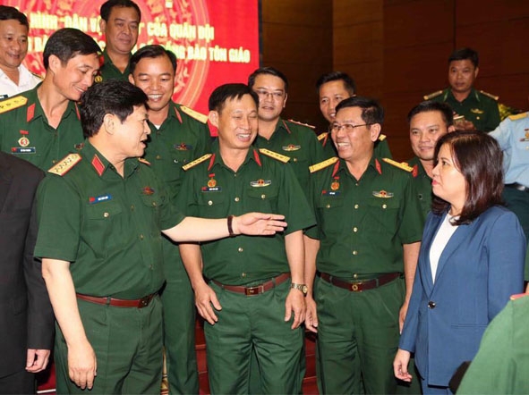 Đại tá Niê Brét (hàng đầu thứ 2 từ phải qua) trong lần tham dự Hội nghị điển hình tiên tiến tại Thủ đô Hà Nội.