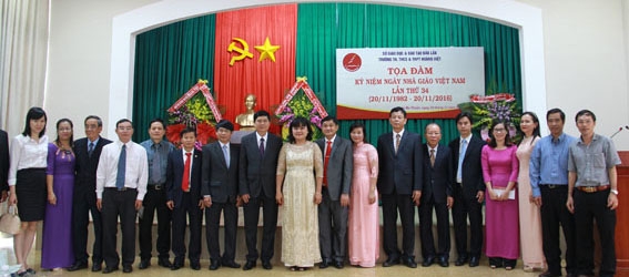  Phó Chủ tịch UBND tỉnh H'Yim Kđoh cùng Giám đốc Sở GD-ĐT Phạm Đăng Khoa và các đại biểu tham dự Tọa đàm kỷ niệm  Ngày Nhà giáo Việt Nam tại Trường Tiểu học, THCS và THPT Hoàng Việt.   
