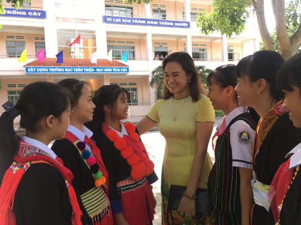         Cô và trò Trường Phổ thông Dân tộc  nội trú THCS huyện M'Đrắk.  Ảnh: N.Hoa