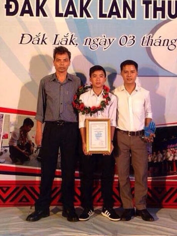 Thầy Phạm Văn Tuấn (bìa phải)  và học sinh nhận giải Ba Cuộc thi  Sáng tạo Thanh thiếu niên nhi đồng tỉnh Đắk Lắk lần thứ V, năm 2017. 