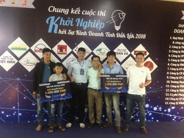 Thầy Phạm Văn Tuấn (giữa) chụp hình lưu niệm tại vòng chung kết cuộc thi Khởi nghiệp Khởi sự kinh doanh tỉnh Đắk Lắk.