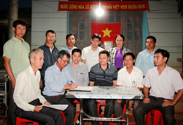 Đại diện chi bộ, ban tự quản, mặt trận, các đoàn thể và người dân thôn Sơn Lộc 1 ký kết giao ước thi đua năm 2019 tại Ngày hội.