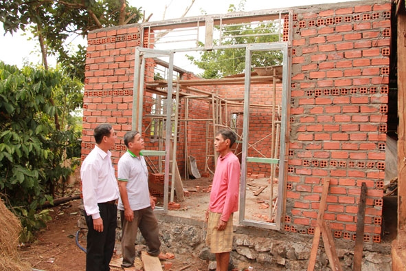 Gia đình ông Y Mun Byă, hộ nghèo ở thôn 2A, xã Ea Siên được hỗ trợ xây dựng nhà Đại đoàn kết từ nguồn quỹ Vì người nghèo thị xã Buôn Hồ.