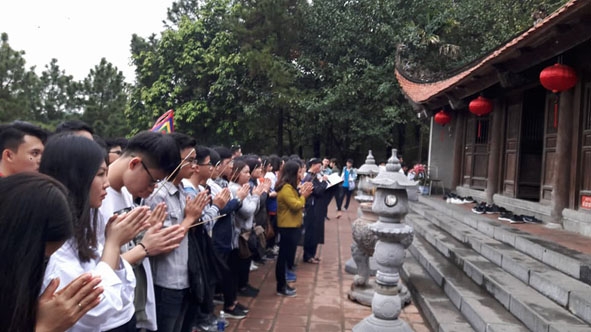 Học sinh  thắp hương  tưởng nhớ  thầy giáo  Chu Văn An tại  Đền thờ ông ở  Côn Sơn  (Chí Linh, Hải Dương).  