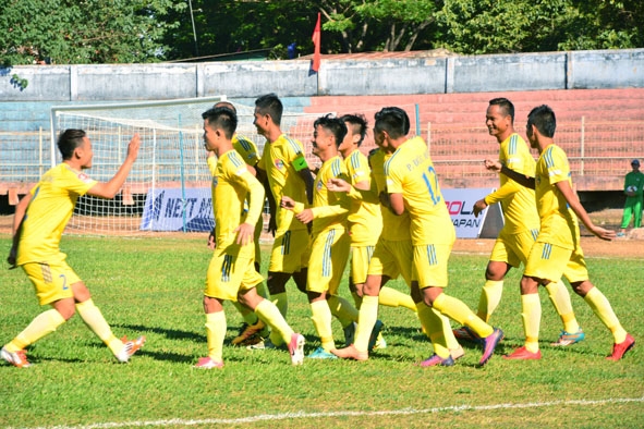 Niềm vui của các  cầu thủ  Câu lạc bộ bóng đá Đắk Lắk trong  trận thắng đội Viettel.   