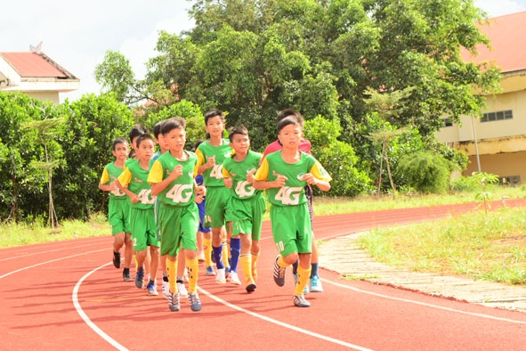 Các cầu thủ U11 tập luyện tại Trường Năng khiếu thể dục thể thao tỉnh. 