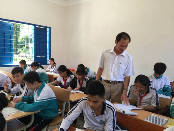 Thầy Nguyễn Châu Long hướng dẫn  học sinh làm  bài tập.    