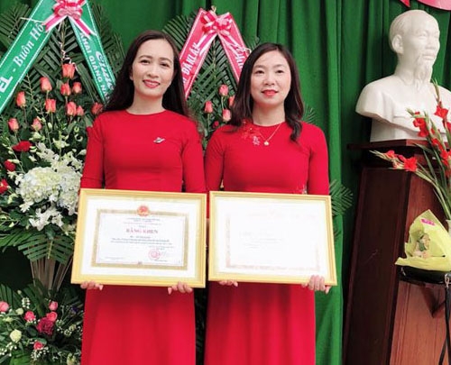 Cô Hà  Thị Hạnh (bên trái) nhận  Bằng khen của  UBND tỉnh. 