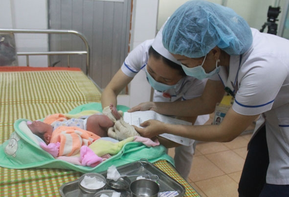 Một trẻ sơ sinh được lấy máu gót chân làm xét nghiệm sàng lọc sơ sinh miễn phí tại BVĐK TP. Buôn Ma Thuột. 