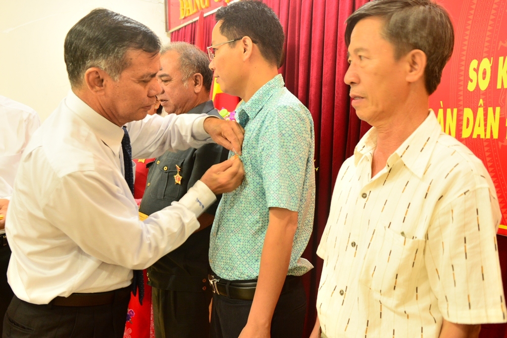 Chủ tịch Ủy ban MTTQ Việt Nam tỉnh Y Dec H'đơk trao Kỷ niệm chương cho các cá nhân.