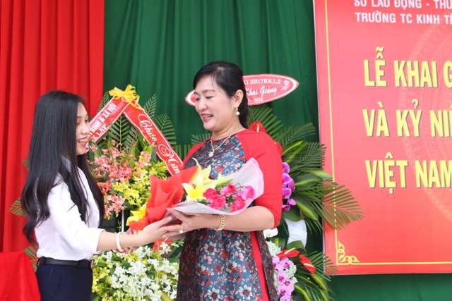  Học sinh tặng hoa chúc mừng thầy, cô giáo nhân Ngày Nhà giáo Việt Nam.