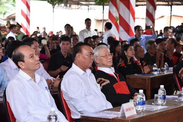 Tổng Bí thư, Chủ tịch nước Nguyễn Phú Trọng cùng các đồng chí lãnh đạo tỉnh tham dự Ngày hội Đại đoàn kết toàn dân tộc xã Dur Kmăl