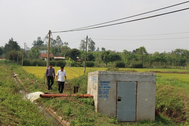 Cán bộ nông nghiệp huyện Ea Kar kiểm tra hệ thống kênh mương tại xã Cư Ni