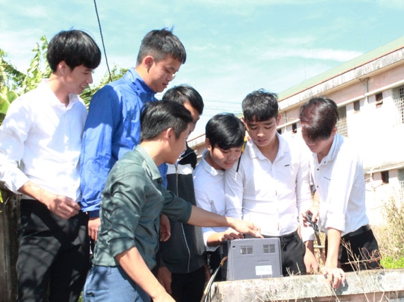 Học sinh lớp 12 tại Trung tâm GDNN-GDTX huyện trong giờ thực hành khóa học sơ cấp nghề điện dân dụng.