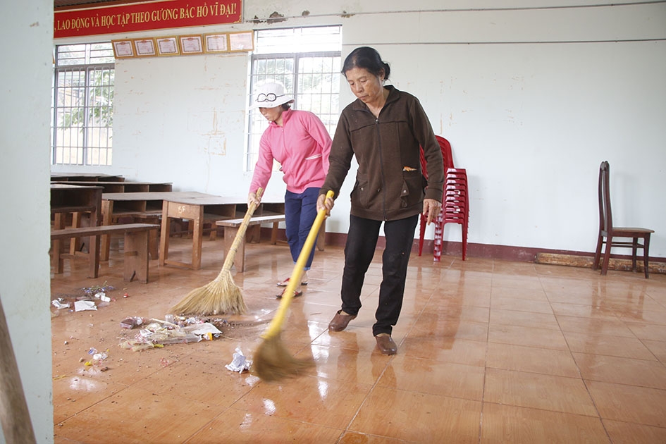 Các hội viên Chi hội phụ nữ thôn 1, xã Hòa Xuân tham gia quét dọn vệ sinh nhà văn hóa thôn.