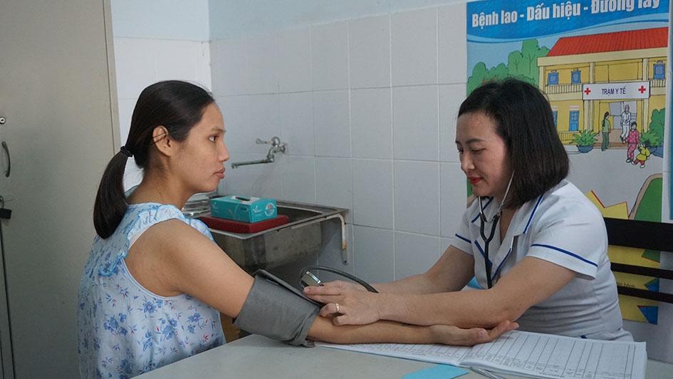Cán bộ y tế xã Hòa Thắng (TP. Buôn Ma Thuột) tư vấn, hướng dẫn cách xử trí cho một thai phụ có biểu hiện cảm cúm.  