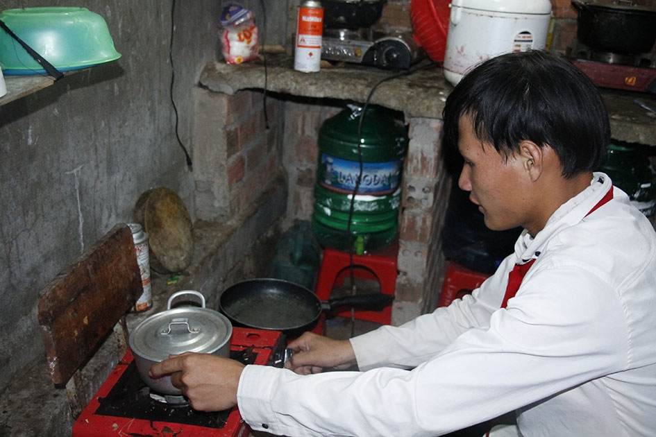Em  Ma Văn Sơn  chuẩn bị bữa ăn  cho hai anh em sau giờ tan học. 