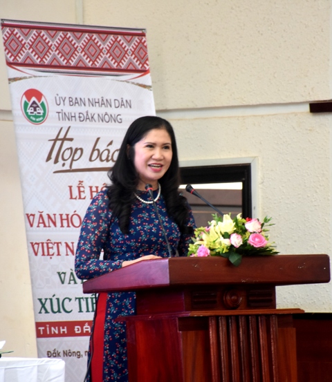 Phó Chủ tịch UBND tỉnh Đắk Nông Tôn Nữ Ngọc Hạnh thông tin tại buổi họp báo.