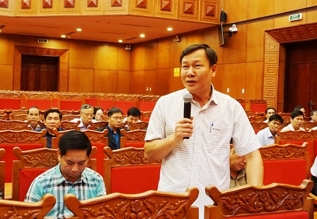 Giám đốc Sở Lao động, Thương binh & Xã hội Trần Phú Hùng báo cáo về công tác giảm nghèo tại hội nghị.