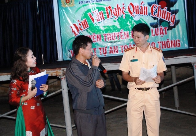 Một buổi tuyên truyền về Luật giao thông đường bộ của Đội Cảnh sát giao thông (Công an huyện Krông Bông)