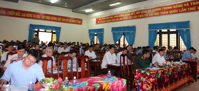 Đông đảo đại biểu và các cử tri tham gia buổi tiếp xúc tại huyện Ea Kar. 