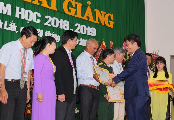 Tiến sĩ Nguyễn Thanh Trúc, Hiệu trưởng Trường ĐHTN trao Danh hiệu tập thể lao động xuất sắc của Bộ GD-ĐT tặng các tập thể của nhà trường. 