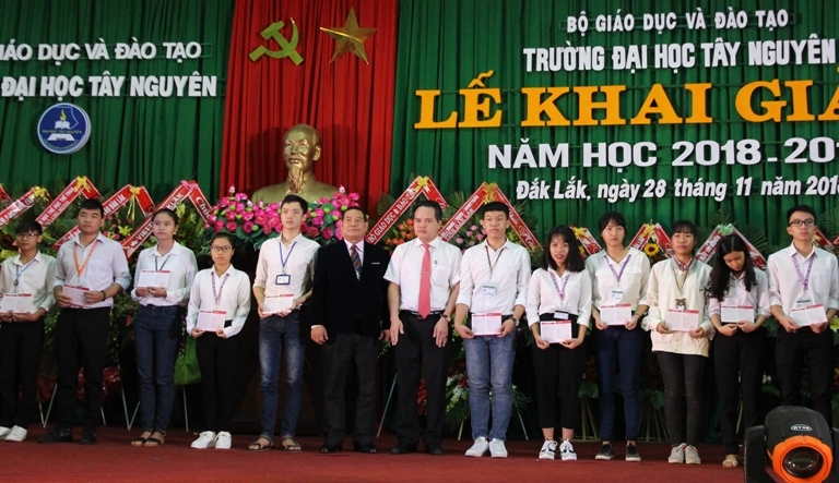 Đại diện Ngân hàng Nông nghiệp và Phát triển nông thôn chi nhánh tỉnh Đắk Lắk và Trường ĐHTN trao sổ tiết kiệm tặng các sinh viên.