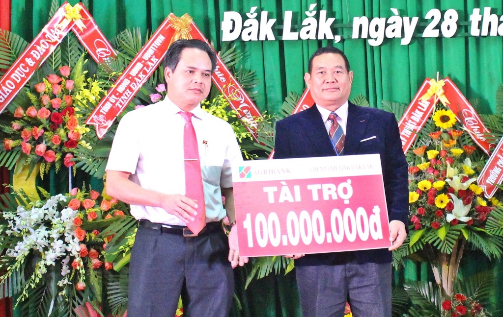 Giám đốc Agribank Đắk Lắk, Vương Hồng Lĩnh trao bảng tượng trưng khoản tài trợ an sinh giáo dục trị giá 100 triệu đồng.