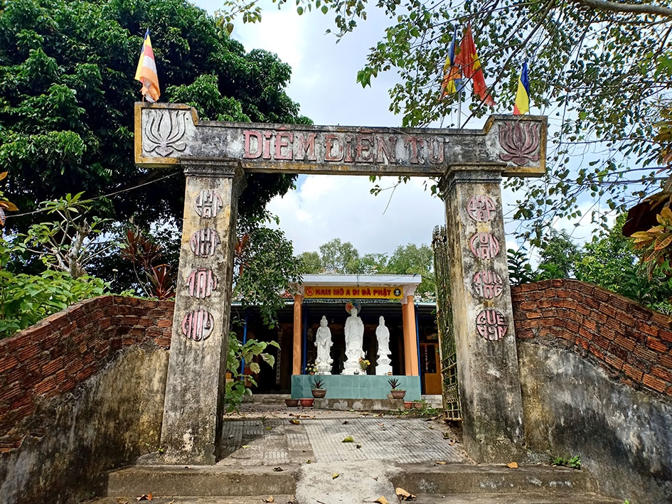 Cổng chùa Diêm Điền. 
