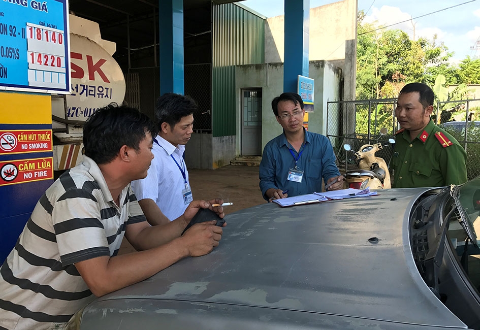 Đoàn kiểm tra liên ngành lập biên bản một trường hợp vận chuyển xăng dầu không có hóa đơn trên địa bàn huyện Cư Kuin.