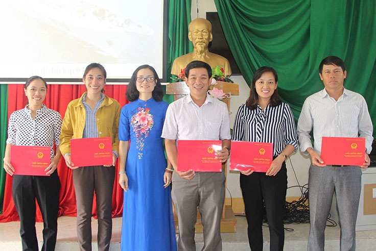 Lãnh đạo Trung tâm Bồi dưỡng chính trị huyện Cư Kuin trao chứng nhận hoàn thành lớp bồi dưỡng lý luận chính trị cho quần chúng ưu tú trên địa bàn.  