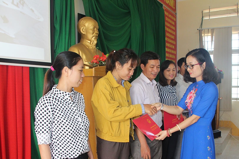 Trưởng Ban Tuyên giáo Huyện ủy Cư Kuin Nguyễn Thị Thúy Liễu trao chứng nhận hoàn thành lớp bồi dưỡng lý luận chính trị cho quần chúng ưu tú trên địa bàn huyện Cư Kuin.