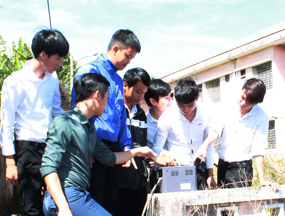 Học viên lớp sơ cấp điện dân dụng (Trung tâm GDNN-GDTX huyện Ea H'leo) trong giờ thực hành. 