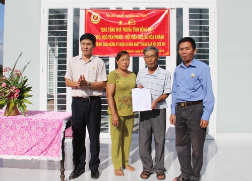 Chủ tịch Hội Cựu chiến binh TP. Buôn Ma Thuột Nguyễn Xuân Thụ trao quyết định hỗ trợ xây dựng nhà 