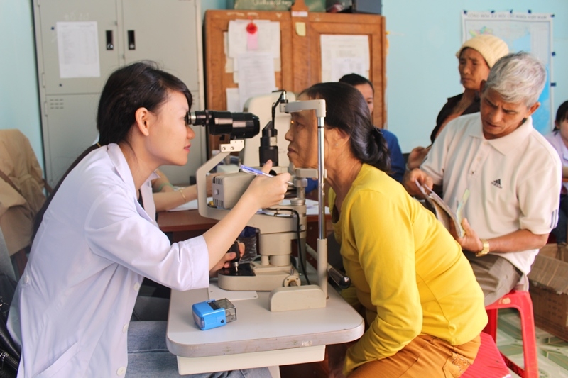 Người dân xã Cư Pơng (huyện Krông Búk) được bác sĩ kiểm tra mắt.