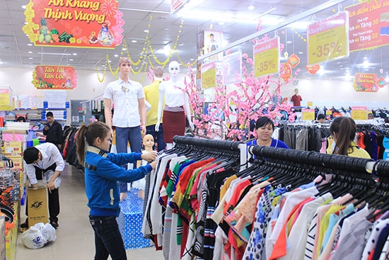 Người dân mua sắm hàng hóa tại siêu thị Co.opmart Buôn Ma Thuột