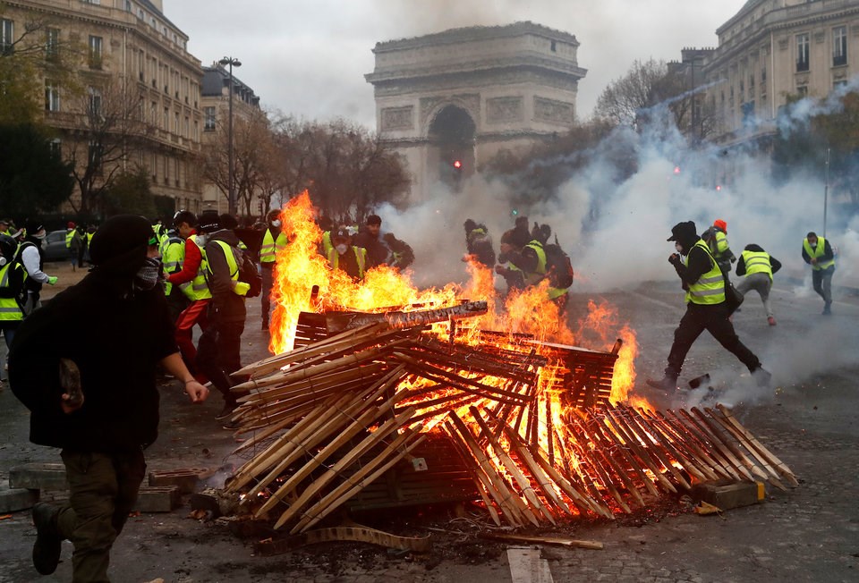 Trung tâm thủ đô Paris (Pháp) biến thành chiến trường khói lửa khi người biểu tình “áo vàng” đụng độ với cảnh sát.